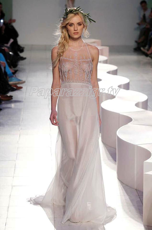 Η Ελληνίδα τηλεπερσόνα με το στήθος έξω! (photos)