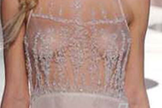 Η Ελληνίδα τηλεπερσόνα με το στήθος έξω! (photos)