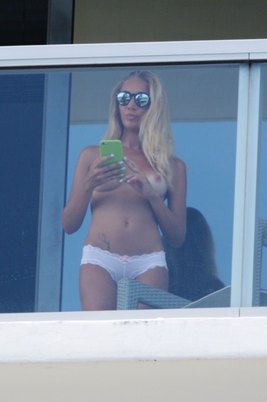 Σάλος! Βγήκε γυμνή στο μπαλκόνι και τα είδαμε όλα! (photos)