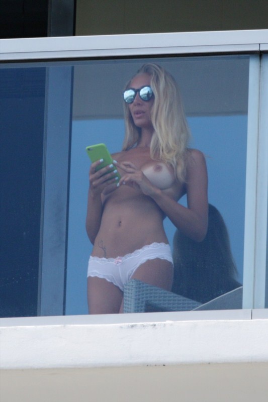 Σάλος! Βγήκε γυμνή στο μπαλκόνι και τα είδαμε όλα! (photos)