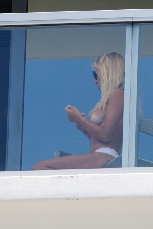 Σάλος! Βγήκε γυμνή στο μπαλκόνι και τα είδαμε όλα! (photos)