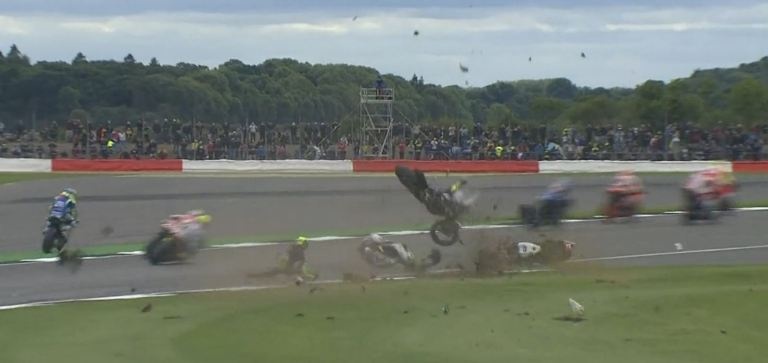 Moto GP: Απίστευτο ατύχημα στο Σίλβερστοουν (photos+videos)
