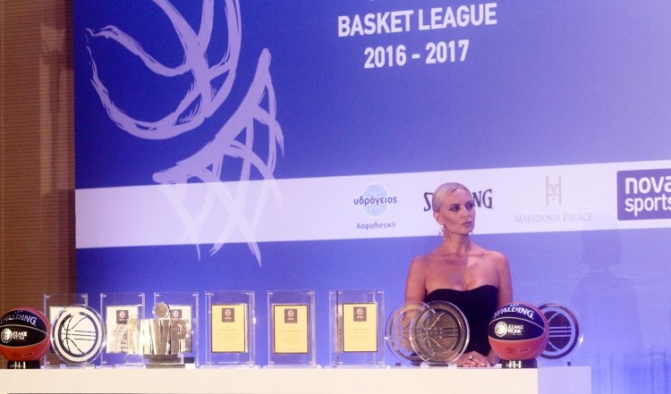 Αυτή είναι η γυναίκα που «έκλεψε» την παράσταση στην κλήρωση της Α1 (photos)