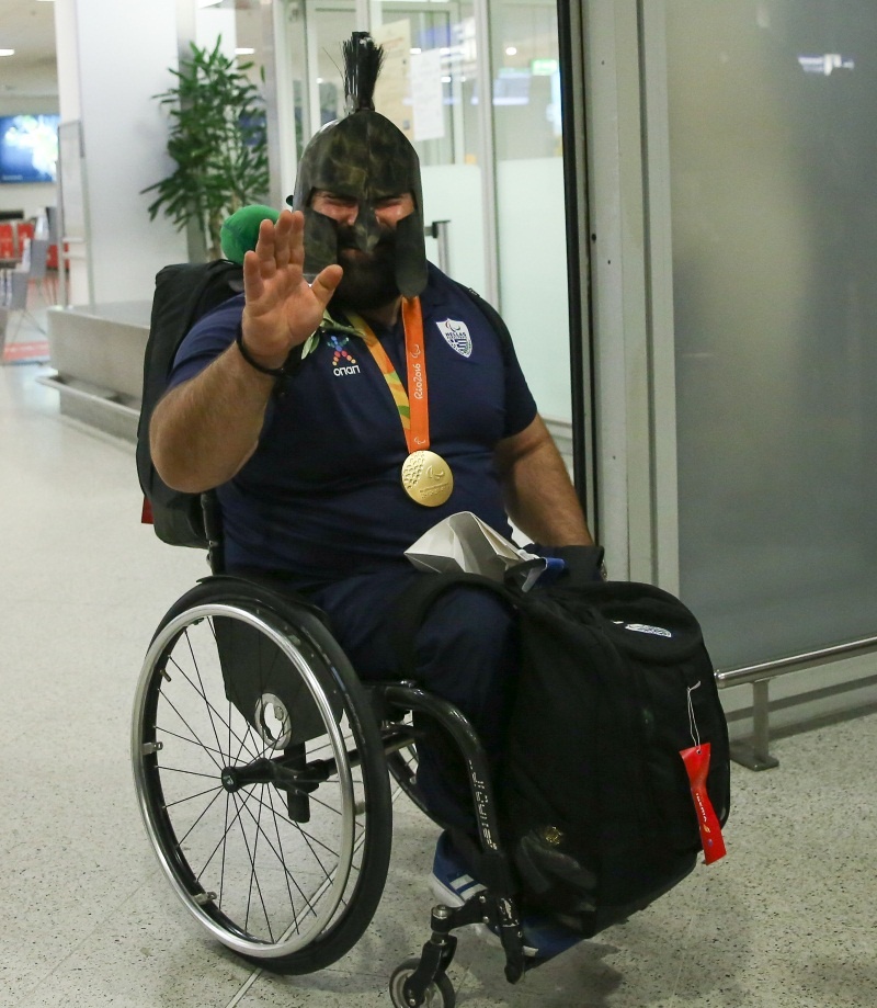 Συγκλονιστικός ο «χρυσός» Μάμαλος: Με ελληνική σημαία και περικεφαλαία! (photos)