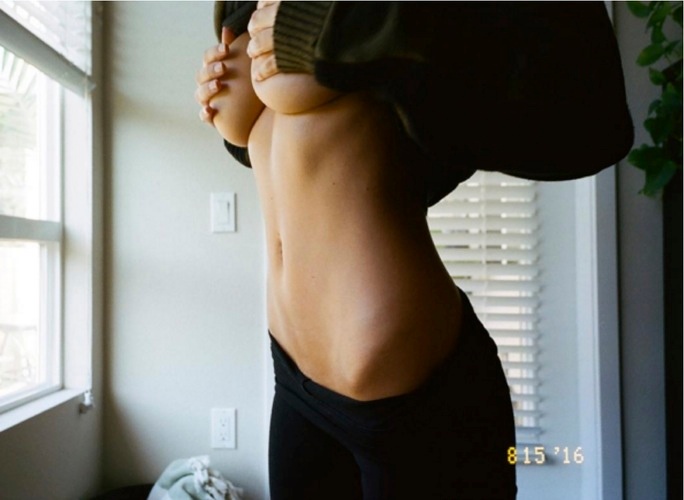 Η Savannah Kreisman topless (photos)