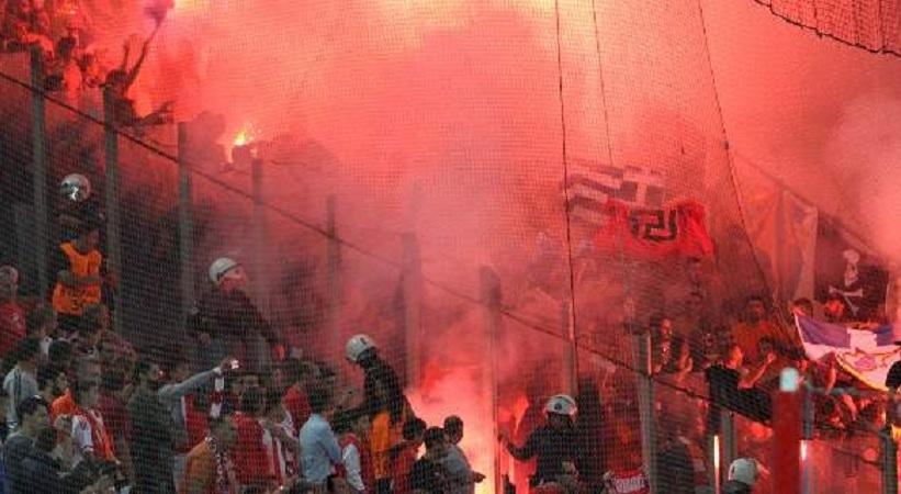 Σήκωσαν σημαία της Χρυσής Αυγής οι οπαδοί του ΑΠΟΕΛ (photo, video)
