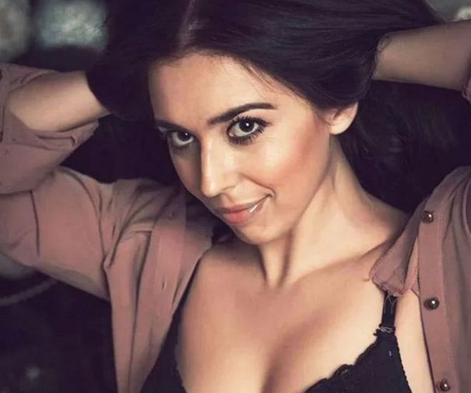 Αυτή η σέξι πολιτικός… ξέρει καλά τι κάνει! (photos)