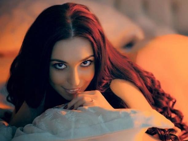 Αυτή η σέξι πολιτικός… ξέρει καλά τι κάνει! (photos)