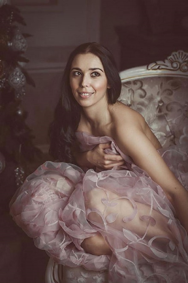 Αυτή η σέξι πολιτικός… ξέρει καλά τι κάνει! (photos)