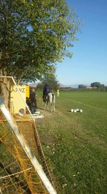 Παππάς εισβάλει στο γήπεδο καβάλα στ’ άλογο!
