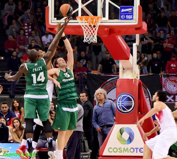 O Τσουκαλάς... βλέπει τον αγώνα του ΣΕΦ κάτω από το καλάθι (pics)