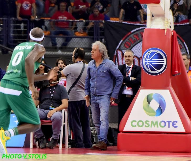 O Τσουκαλάς... βλέπει τον αγώνα του ΣΕΦ κάτω από το καλάθι (pics)