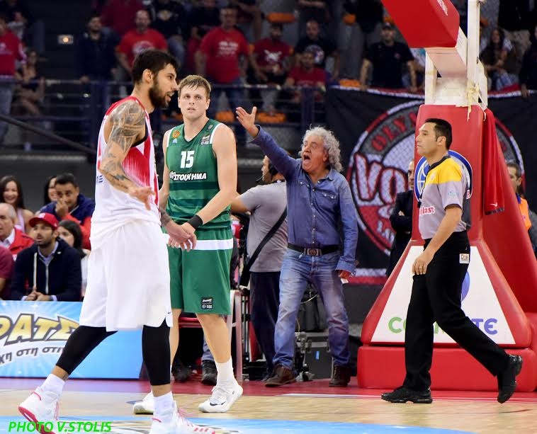 O Τσουκαλάς... βλέπει τον αγώνα του ΣΕΦ κάτω από το καλάθι (pics)