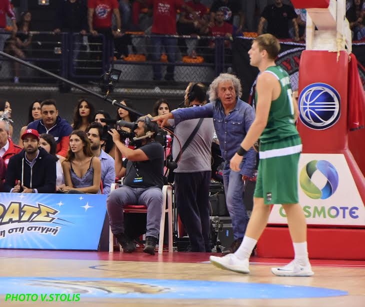 O Τσουκαλάς... βλέπει τον αγώνα του ΣΕΦ κάτω από το καλάθι (pics)