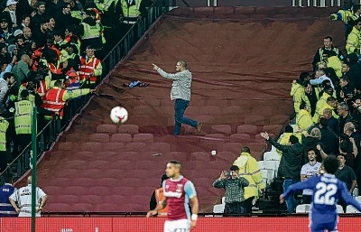 Αγγλία: Σοβαρά επεισόδια στο Ολυμπιακό Στάδιο! (photos+video)