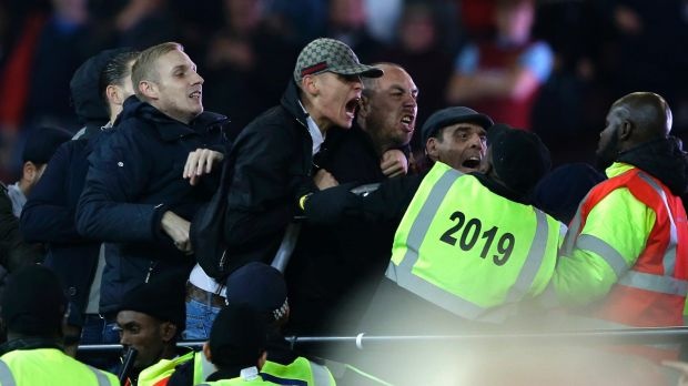 Αγγλία: Σοβαρά επεισόδια στο Ολυμπιακό Στάδιο! (photos+video)