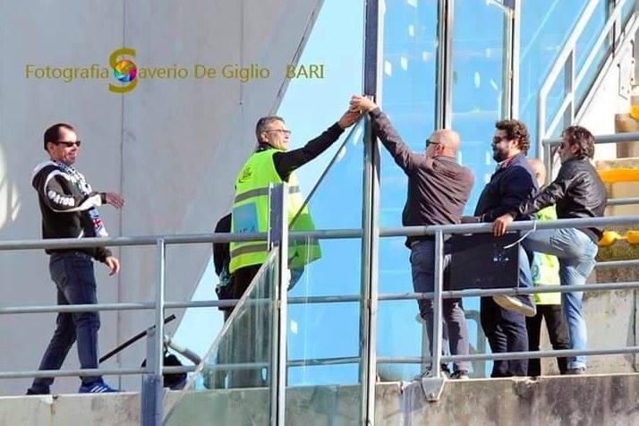 Επικό! Οπαδοί κέρασαν μπύρα τον… αντίπαλο που ήταν μόνος του στην εξέδρα (photos)