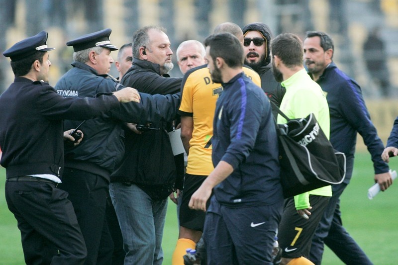 Τις «έπαιξε» με οπαδό του Άρη ο Τζεμπούρ! (photos)