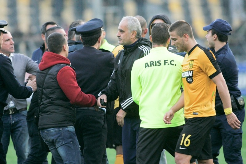 Τις «έπαιξε» με οπαδό του Άρη ο Τζεμπούρ! (photos)