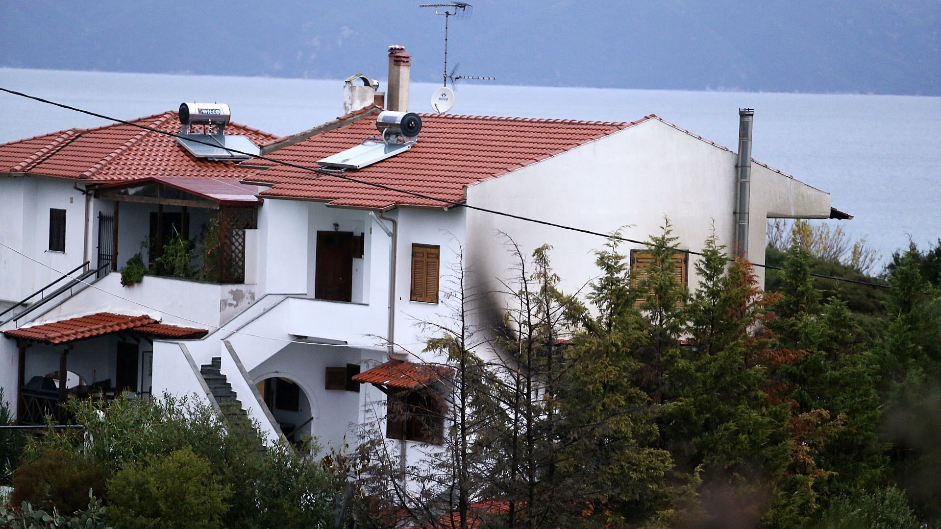 Σοκάρουν οι εικόνες από το καμένο σπίτι του Μπίκα (pics & vid)