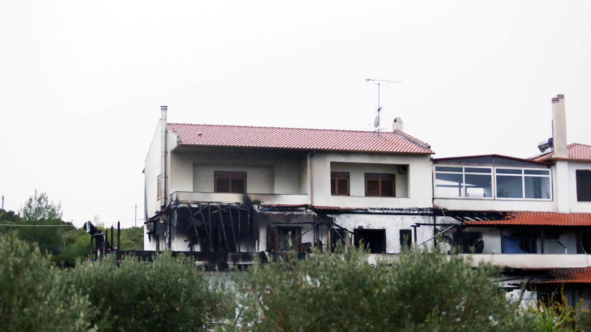 Σοκάρουν οι εικόνες από το καμένο σπίτι του Μπίκα (pics & vid)