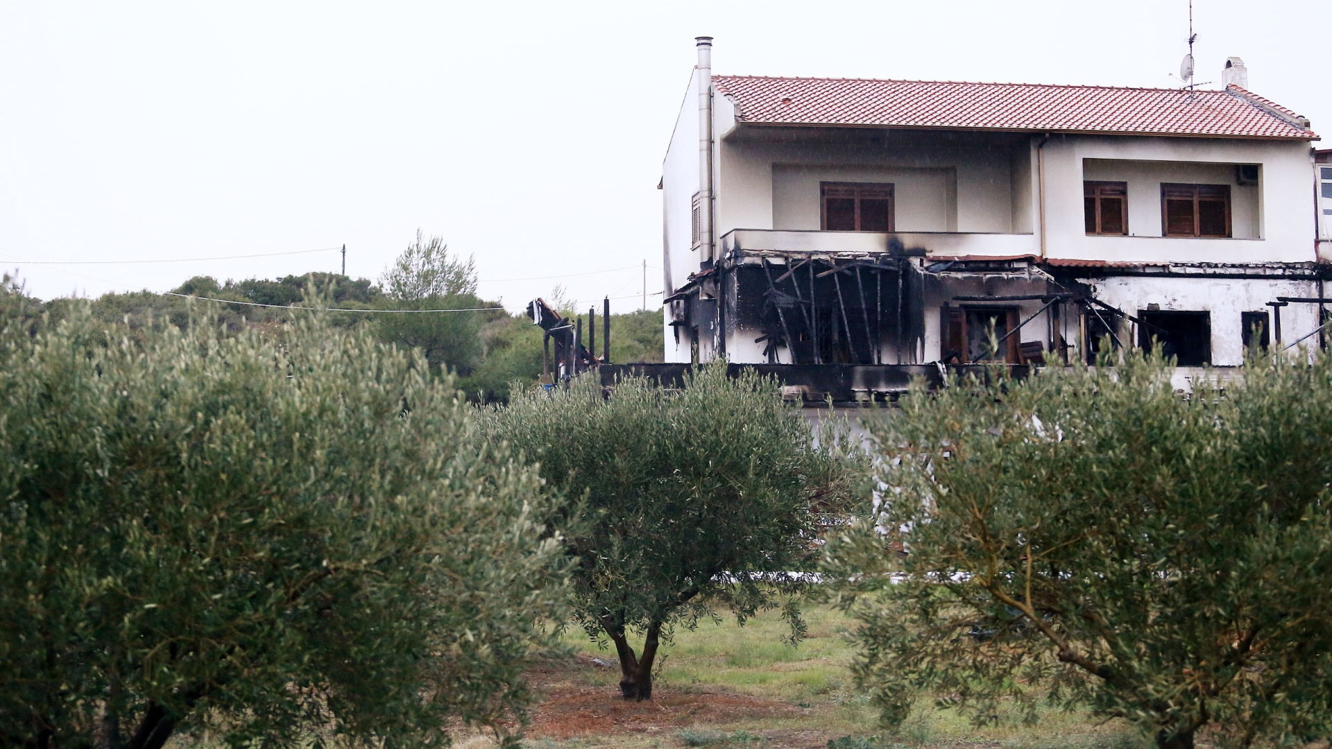 Σοκάρουν οι εικόνες από το καμένο σπίτι του Μπίκα (pics & vid)