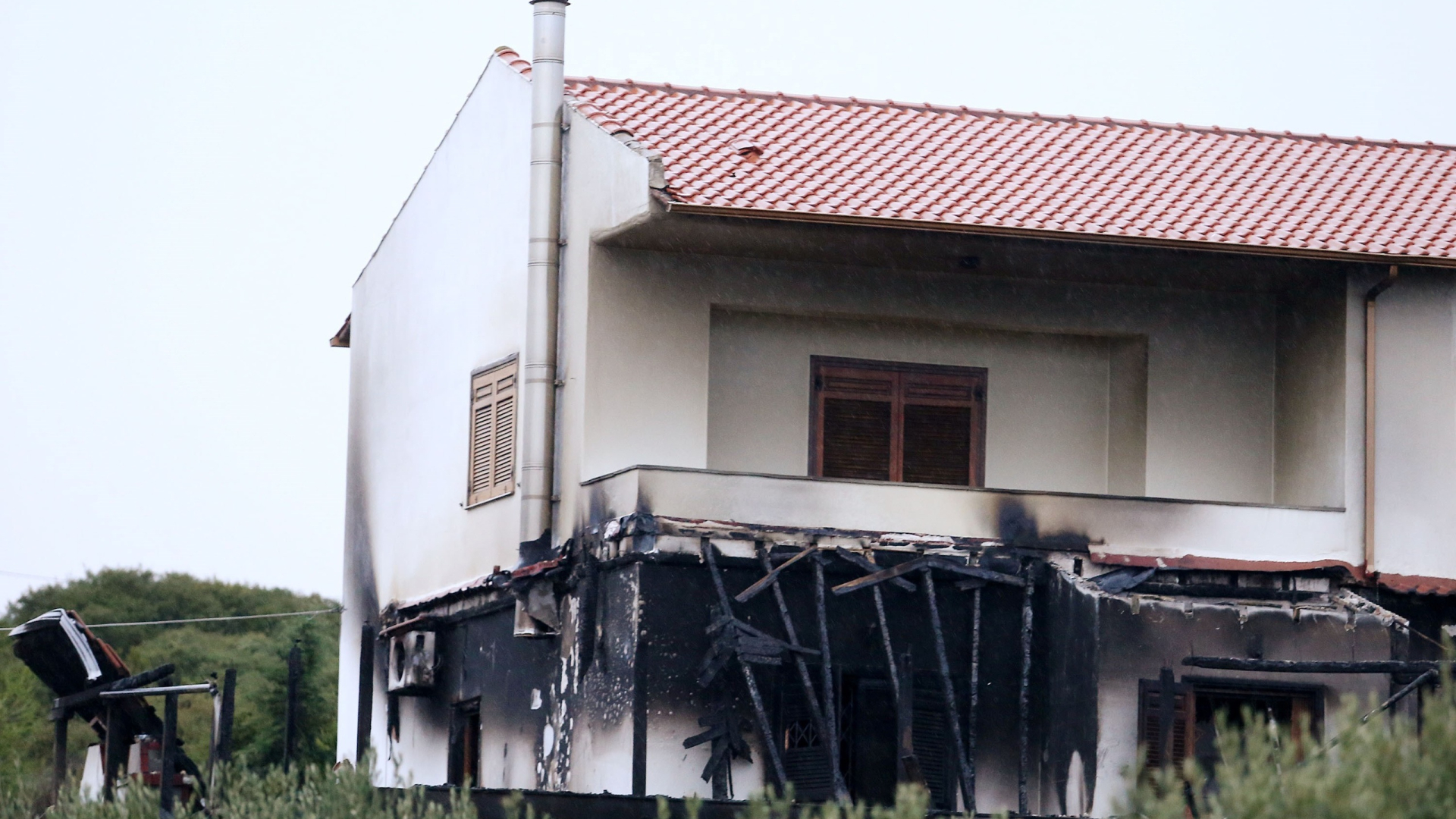 Σοκάρουν οι εικόνες από το καμένο σπίτι του Μπίκα (pics & vid)