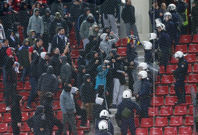 Ξέφυγαν οι Βόσνιοι: Πέταξαν καπνογόνα και καθίσματα στους Έλληνες! (photos, video)