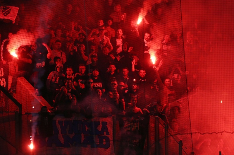 Ξέφυγαν οι Βόσνιοι: Πέταξαν καπνογόνα και καθίσματα στους Έλληνες! (photos, video)