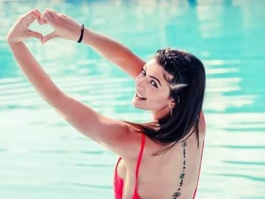 Αυτό είναι το μελαχρινό που ΚΟΛΑΣΕ το «Nick Galis Hall»