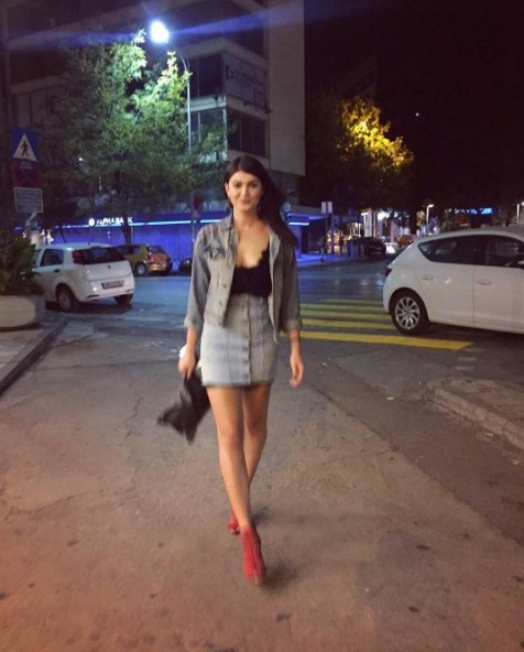 Αυτό είναι το μελαχρινό που ΚΟΛΑΣΕ το «Nick Galis Hall»