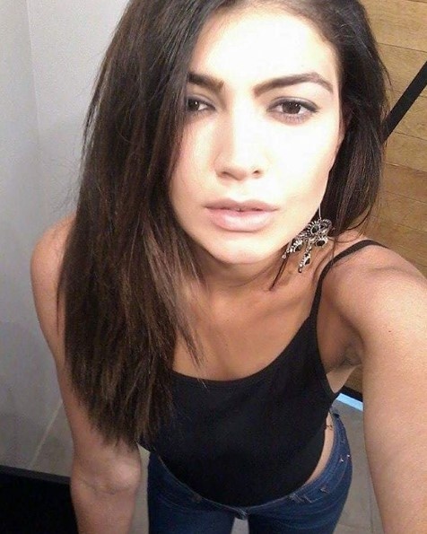 Αυτό είναι το μελαχρινό που ΚΟΛΑΣΕ το «Nick Galis Hall»