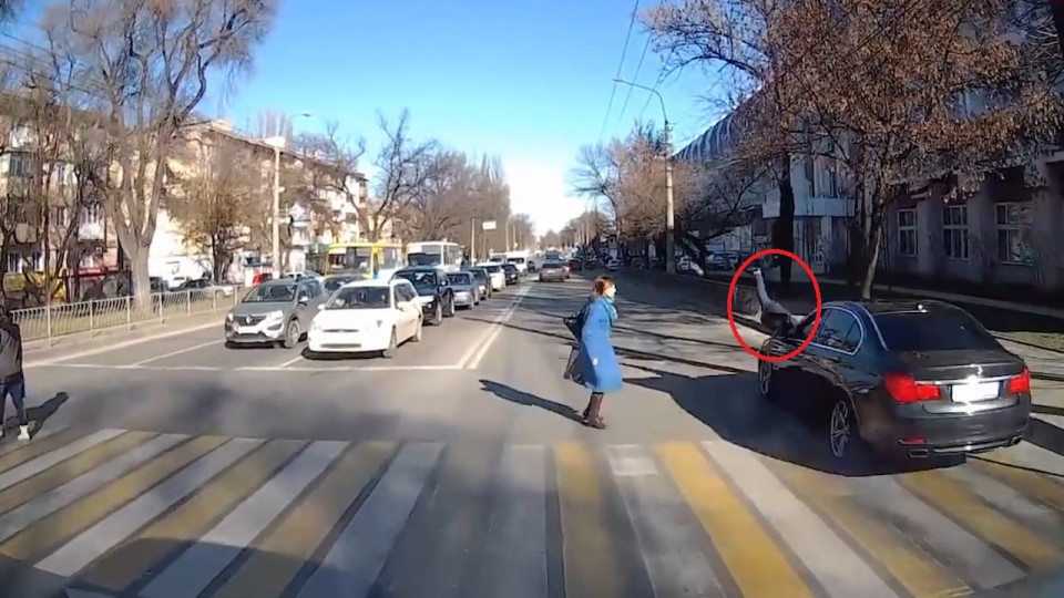 ΣΚΛΗΡΕΣ ΕΙΚΟΝΕΣ! Αυτοκίνητο χτυπά με δύναμη και… εκσφενδονίζει μικρό αγόρι! (photos+video)