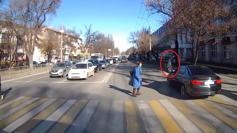 ΣΚΛΗΡΕΣ ΕΙΚΟΝΕΣ! Αυτοκίνητο χτυπά με δύναμη και… εκσφενδονίζει μικρό αγόρι! (photos+video)