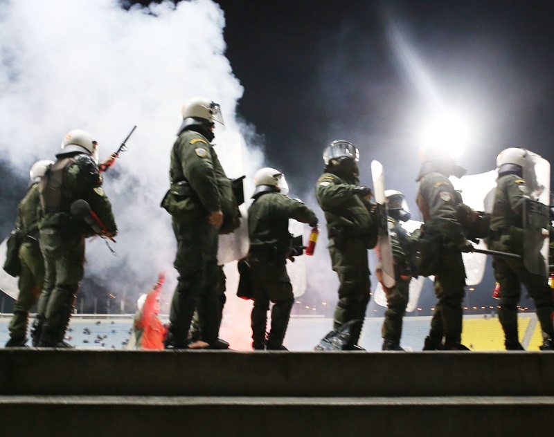 Επεισόδια στο Καυτανζόγλειο: Εισβολή οπαδών και χάος στις κερκίδες! (σοκαριστικές εικόνες)