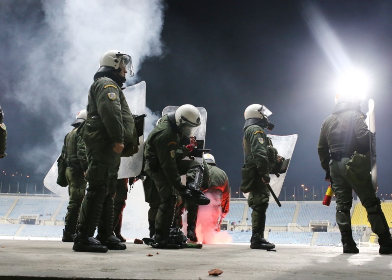 Επεισόδια στο Καυτανζόγλειο: Εισβολή οπαδών και χάος στις κερκίδες! (σοκαριστικές εικόνες)