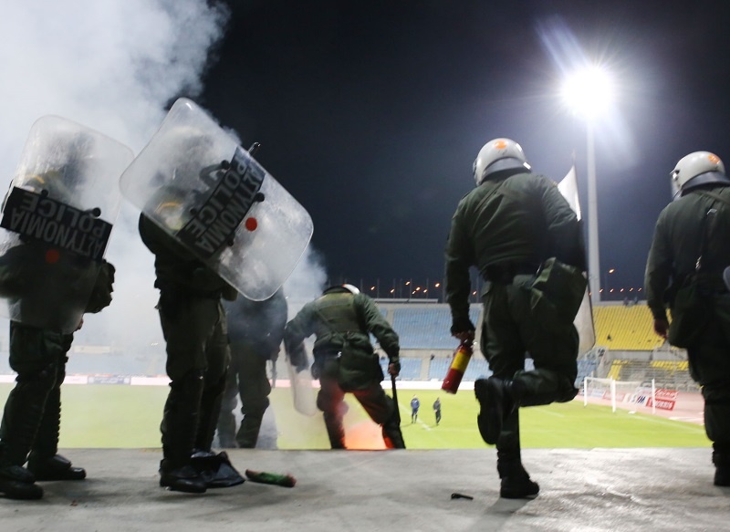 Επεισόδια στο Καυτανζόγλειο: Εισβολή οπαδών και χάος στις κερκίδες! (σοκαριστικές εικόνες)