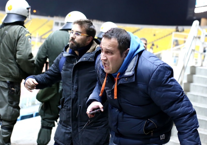 Επεισόδια στο Καυτανζόγλειο: Εισβολή οπαδών και χάος στις κερκίδες! (σοκαριστικές εικόνες)