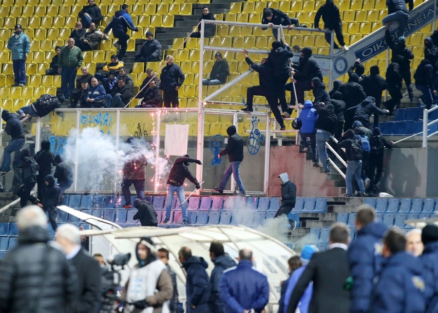 Επεισόδια στο Καυτανζόγλειο: Εισβολή οπαδών και χάος στις κερκίδες! (σοκαριστικές εικόνες)