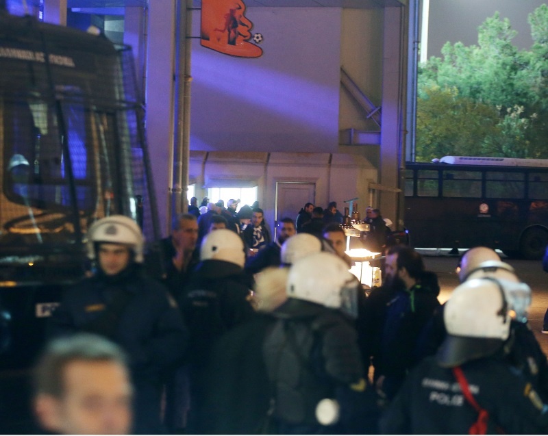 Επεισόδια στο Καυτανζόγλειο: Εισβολή οπαδών και χάος στις κερκίδες! (σοκαριστικές εικόνες)