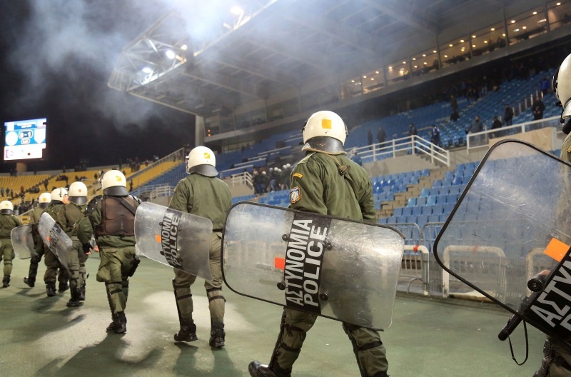 Επεισόδια στο Καυτανζόγλειο: Εισβολή οπαδών και χάος στις κερκίδες! (σοκαριστικές εικόνες)