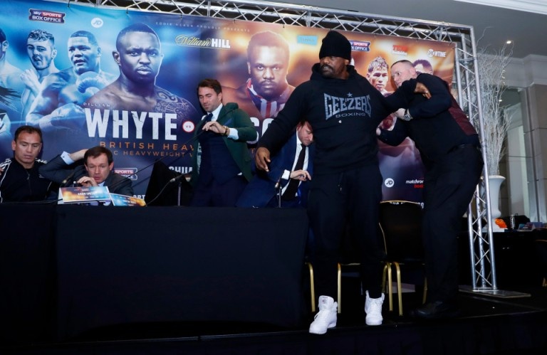 Σαματάς σε συνέντευξη Τύπου: Έπεσε ξύλο, έφυγαν τραπέζια! (video)