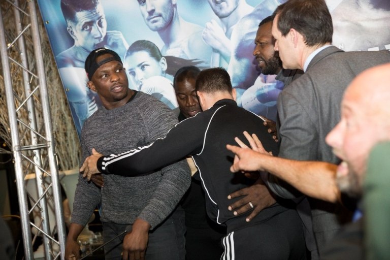 Σαματάς σε συνέντευξη Τύπου: Έπεσε ξύλο, έφυγαν τραπέζια! (video)