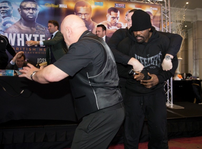 Σαματάς σε συνέντευξη Τύπου: Έπεσε ξύλο, έφυγαν τραπέζια! (video)