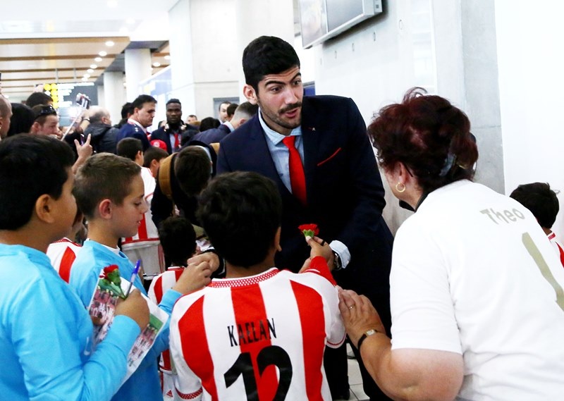 Ολυμπιακός: «Ερυθρόλευκη» αποθέωση στην Κύπρο (photos)