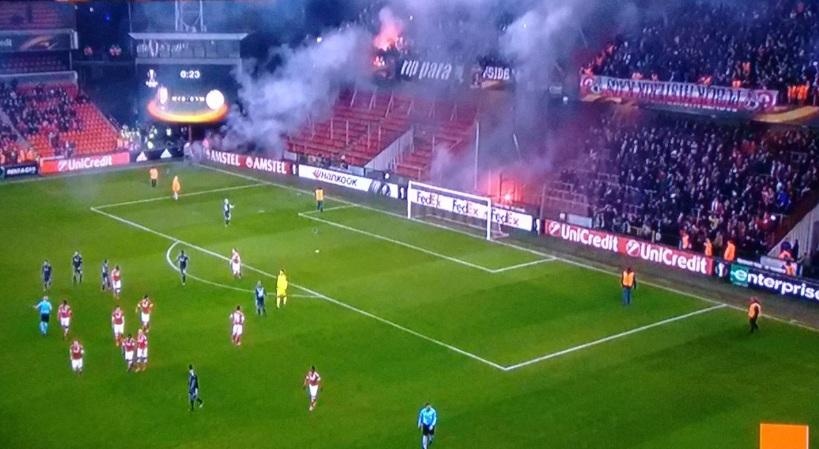 Φωτοβολίδες και διακοπή στο Σταντάρ - Άγιαξ! (photos+videos)