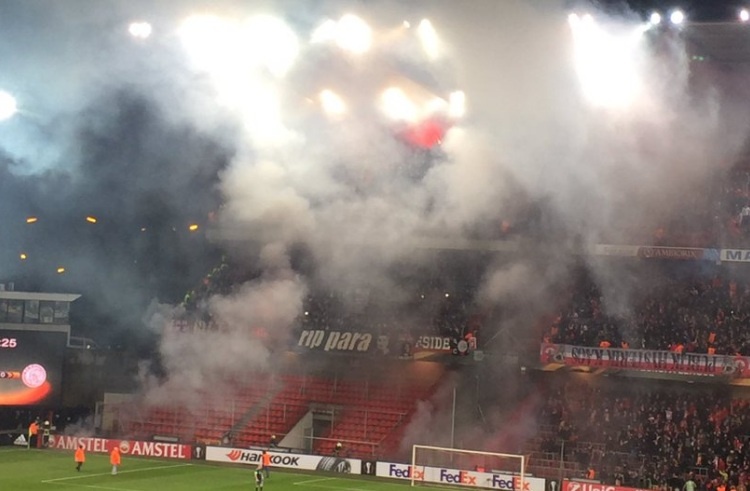 Φωτοβολίδες και διακοπή στο Σταντάρ - Άγιαξ! (photos+videos)