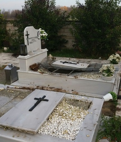 ΣΟΚ στα Τρίκαλα! Βρήκαν ανοιγμένους τάφους και φέρετρα (photos)