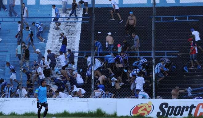 Απίστευτο! Ποδοσφαιριστής πυροβολήθηκε από αστυνομικό σε επεισόδια! (photos+video)