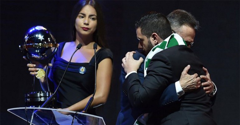 Σήκωσε… το κύπελλο για Σαπεκοένσε (photos)